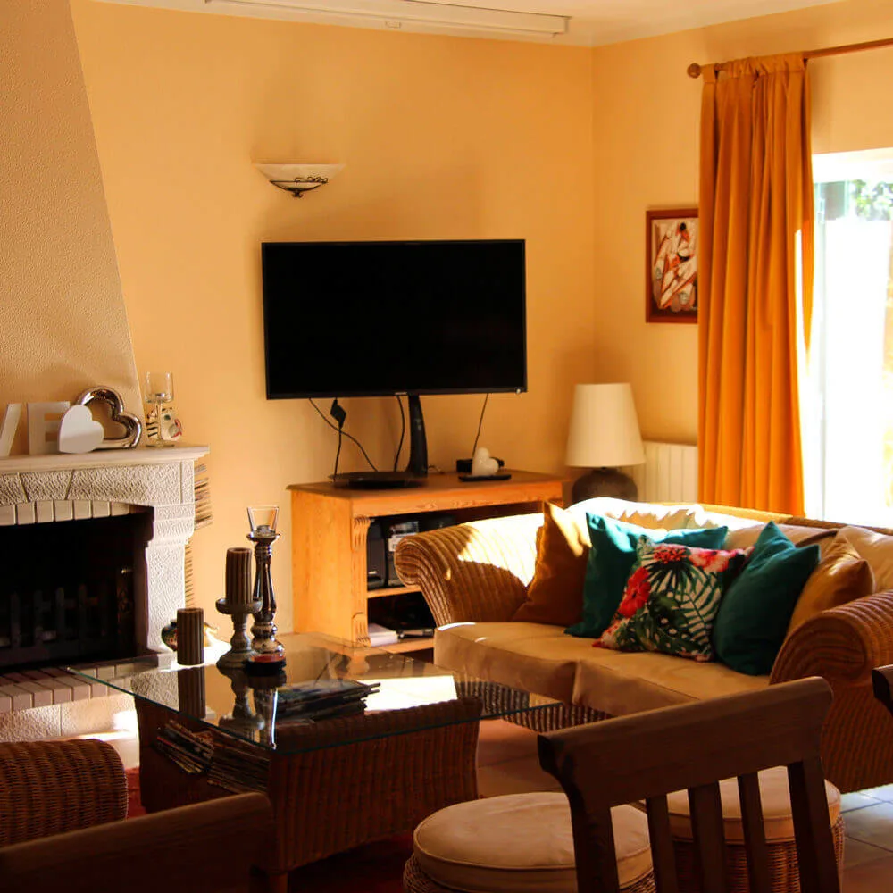 Guest lounge with summer décor