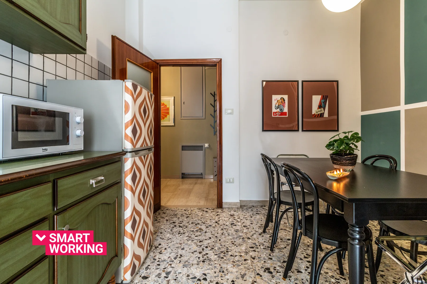 Un comedor con una mesa y sillas junto a una cocina.