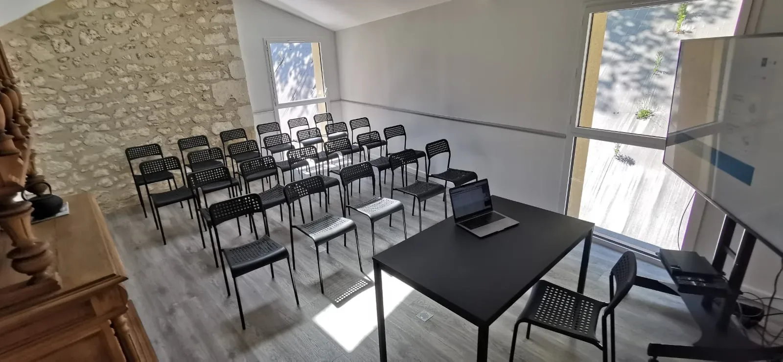 Sala de reuniones dispuesta para conferencias