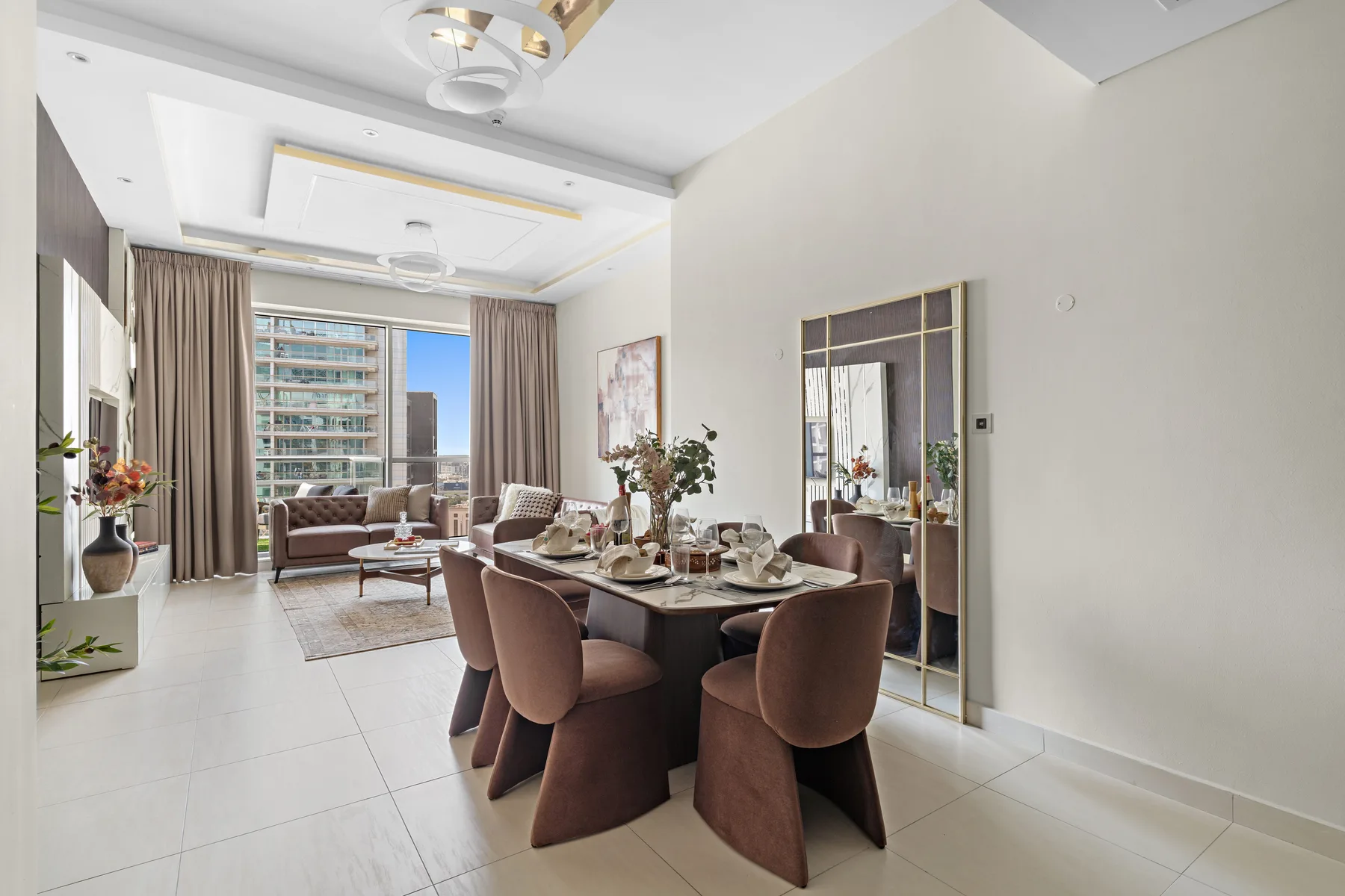 Comedor con una mesa y asientos junto a ventanales.