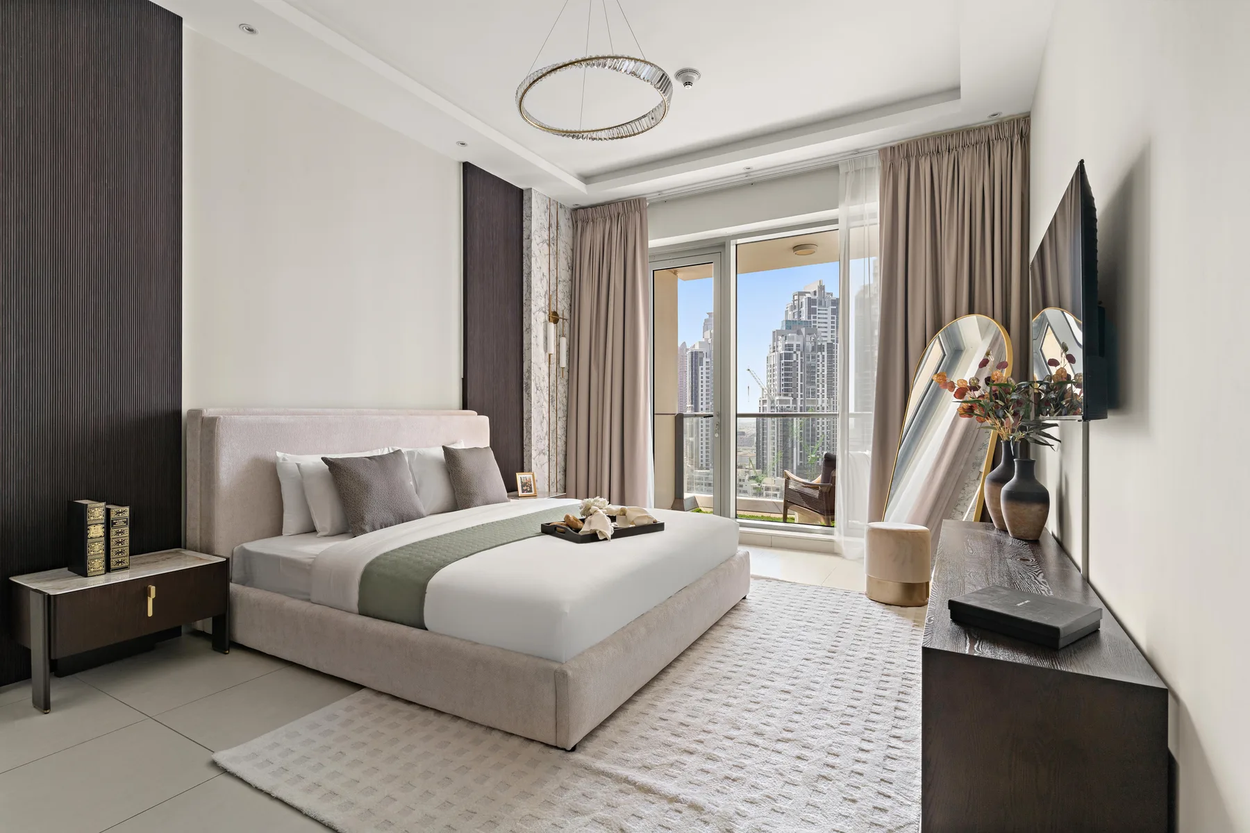 Un dormitorio moderno con una cama y ventanales que dan a edificios de la ciudad.