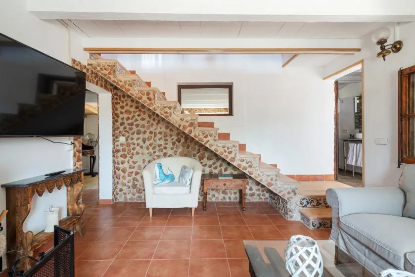 Una sala de estar con una escalera estampada y asientos.