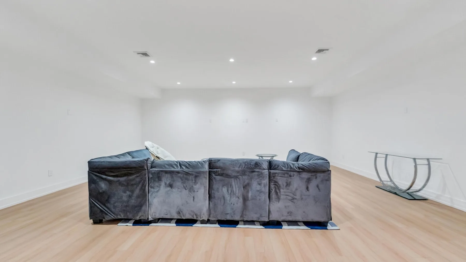 Una sala luminosa con una amplia zona de asientos seccionales.
