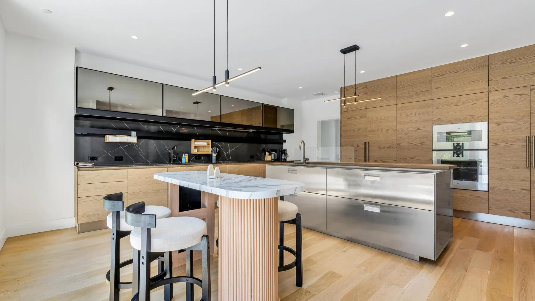 Una cocina moderna con una isla grande y gabinetes de madera.
