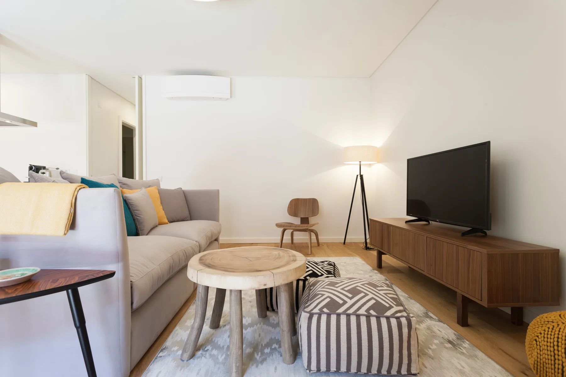 Sala de estar con asientos, un televisor y una mesa de centro.