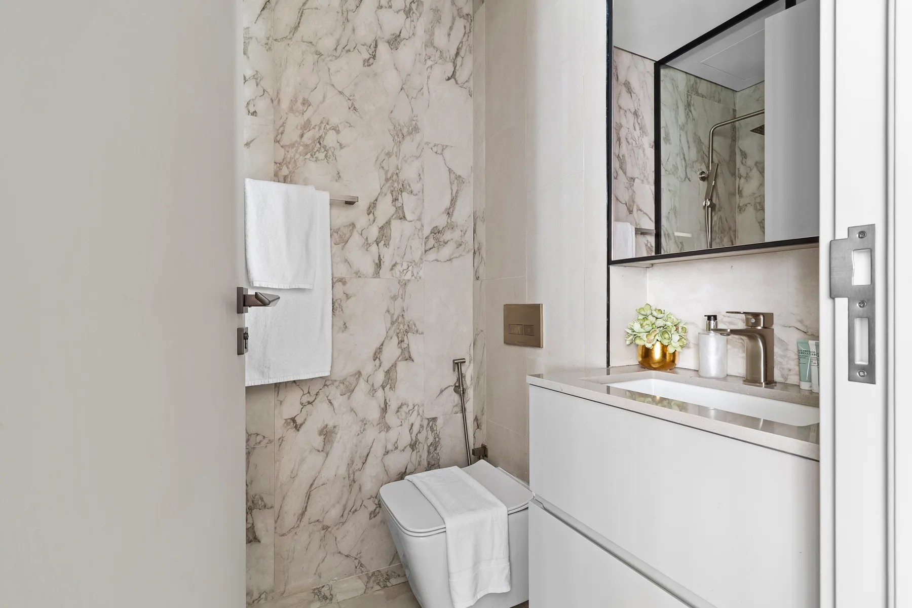 Un baño con lavabo, espejo y ducha.