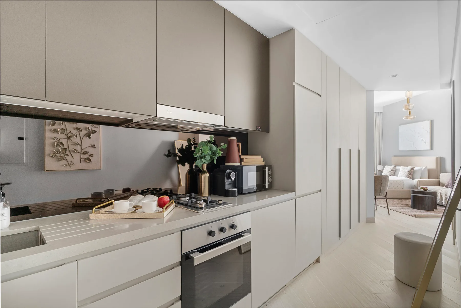 Una cocina moderna con encimera, placa de cocción y horno integrado.