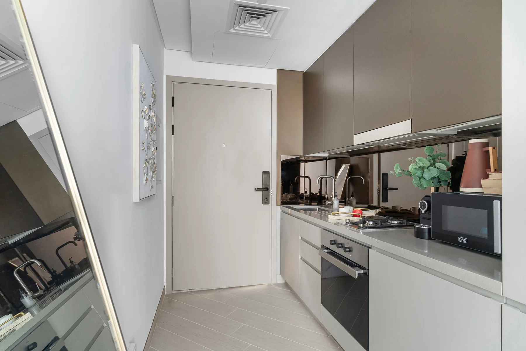 Una cocina compacta con encimera, fregadero y electrodomésticos integrados.