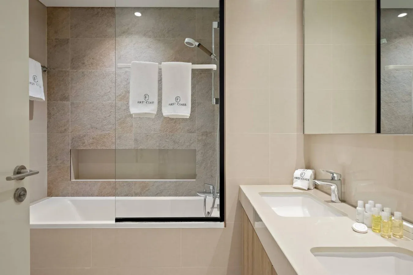 Un baño con ducha de vidrio y un tocador con lavabo.