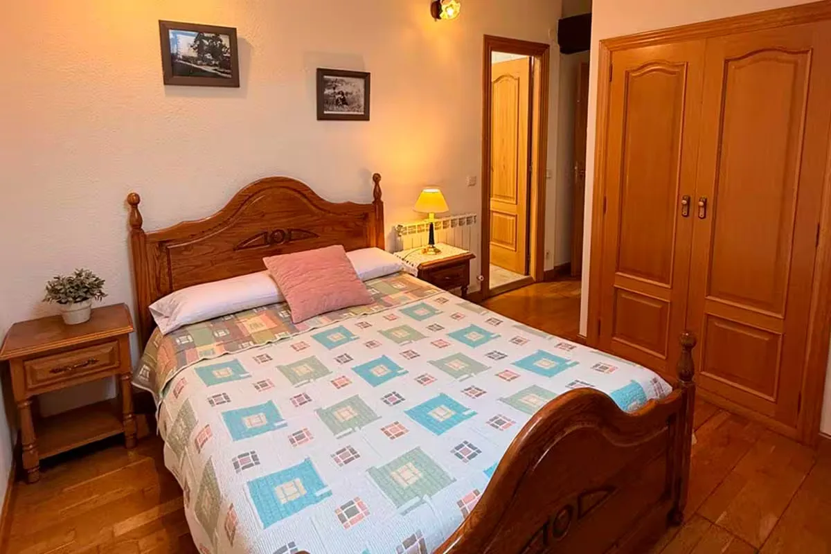 Guest room with double bed