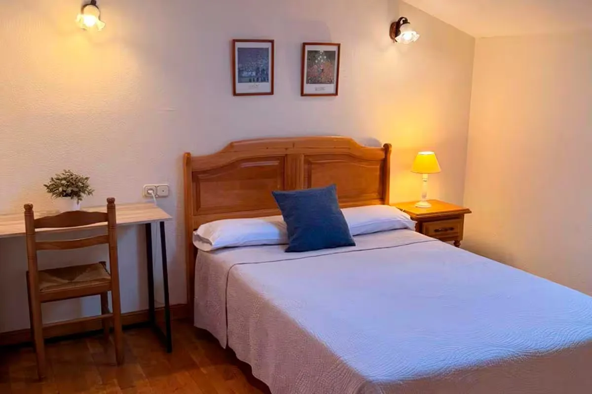 Guest room with double bed