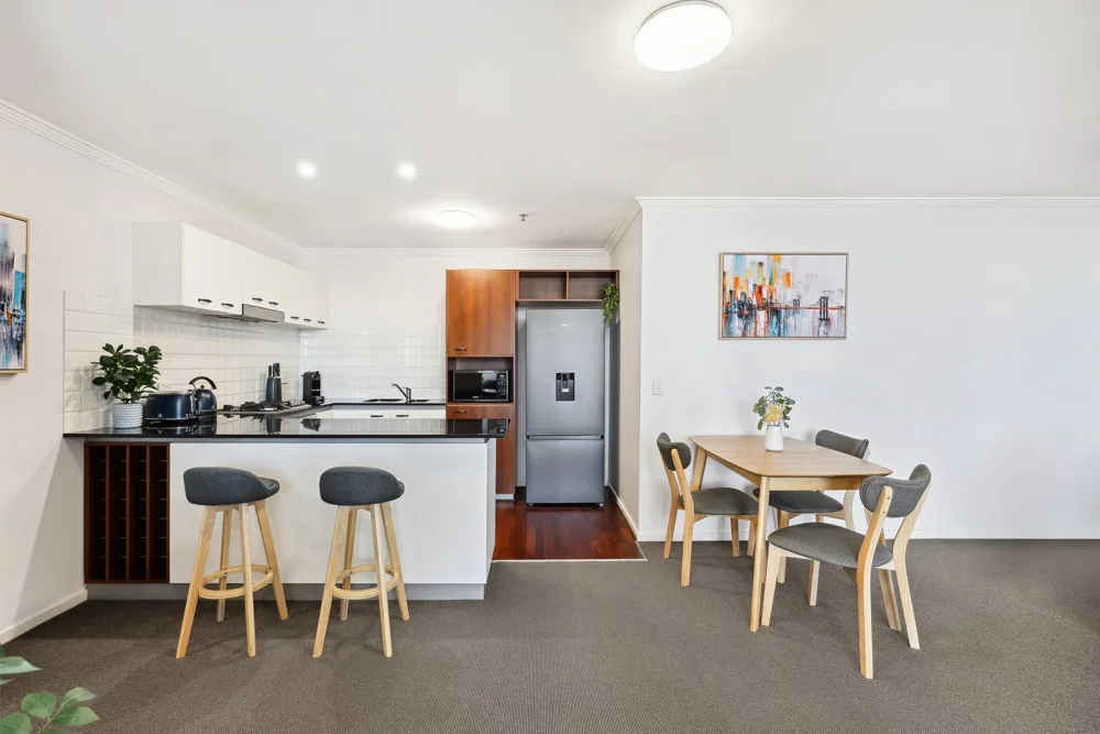 Cocina y comedor con una barra y una mesa de comedor.