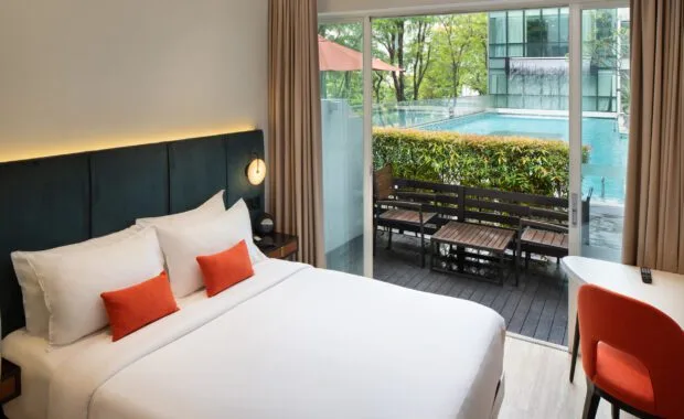 Habitación Premier con cama queen y acceso a la piscina