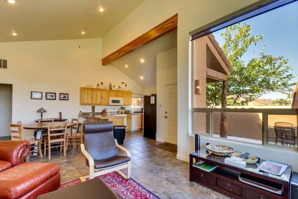 Una sala y comedor con cocina abierta y una ventana amplia.