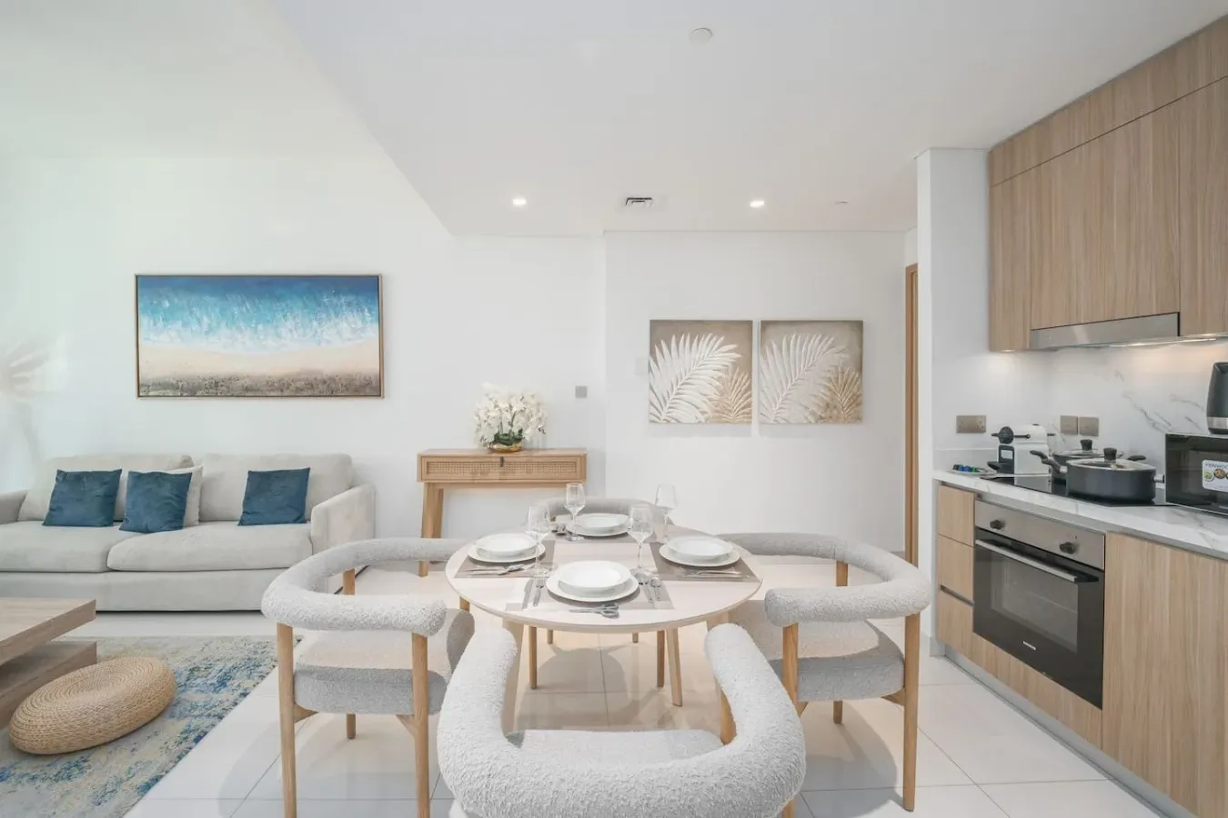 Una luminosa sala-comedor de planta abierta, con una mesa puesta junto a la cocina.