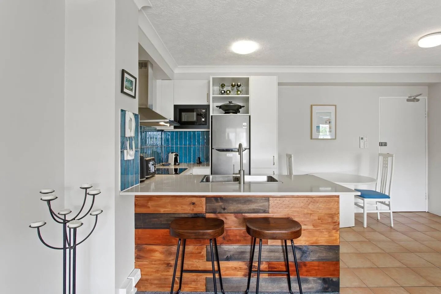 Enjoy a quick bite on the breakfast bar which also allows some extra workspace in the kitchen.