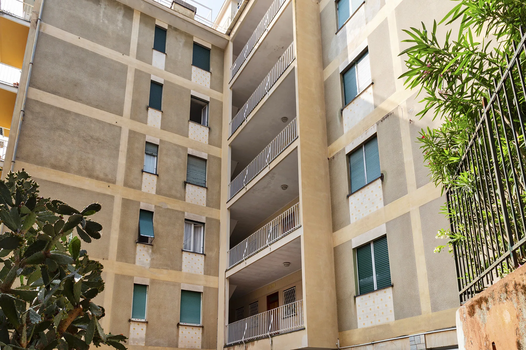 Un edificio de apartamentos de varias plantas con balcones y ventanas.
