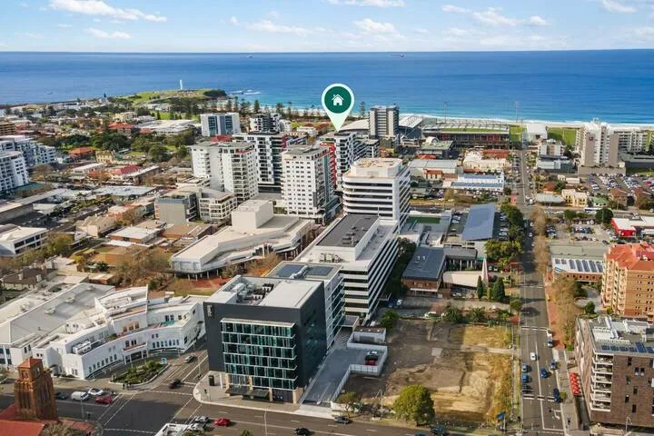Vista aérea de una ciudad costera con edificios junto al océano.