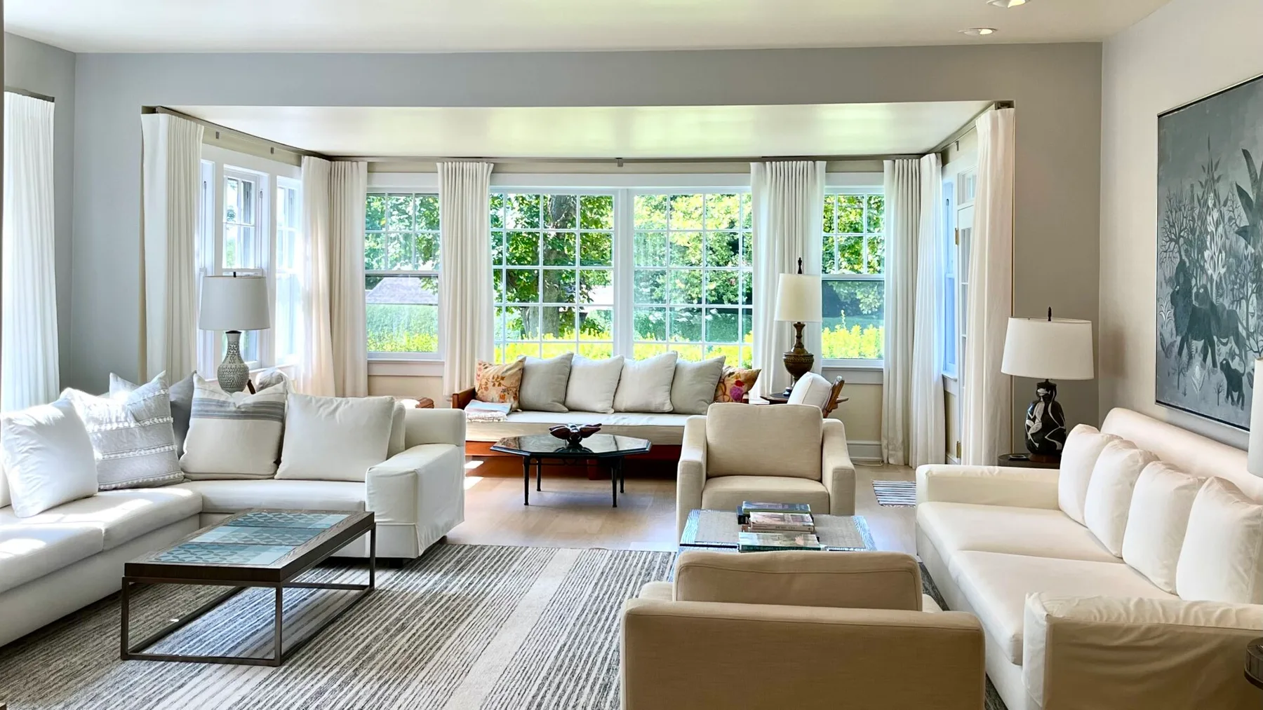 Una sala luminosa con asientos claros y ventanas grandes.