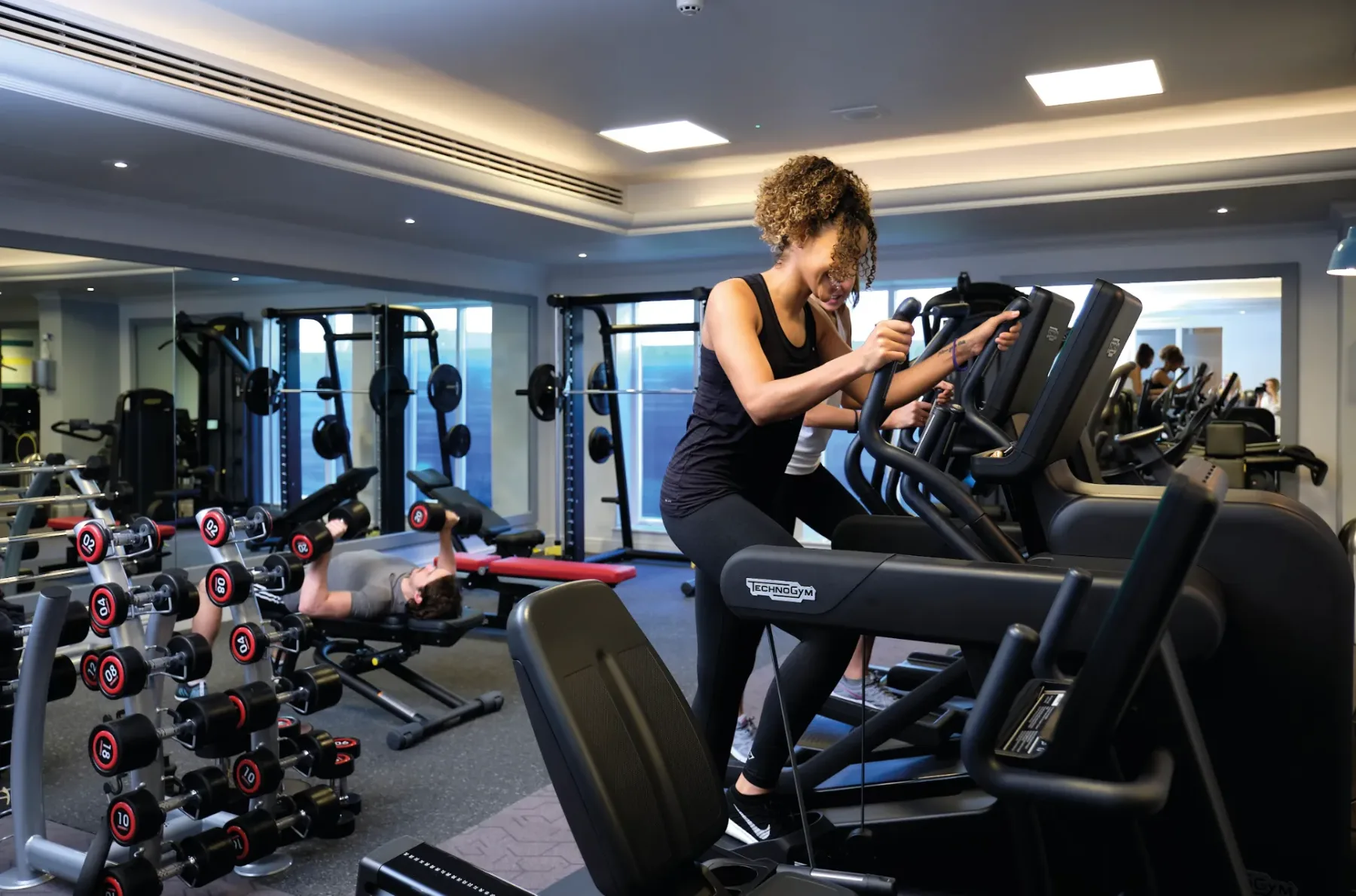 Personas haciendo ejercicio en un gimnasio