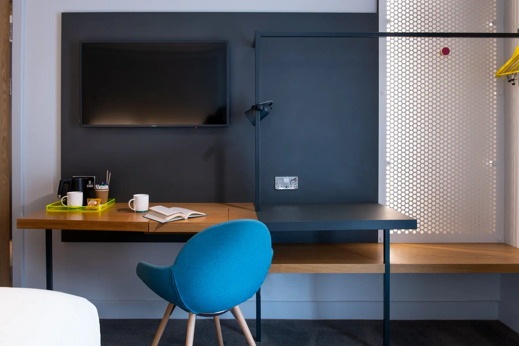 Habitación de hotel con escritorio y silla