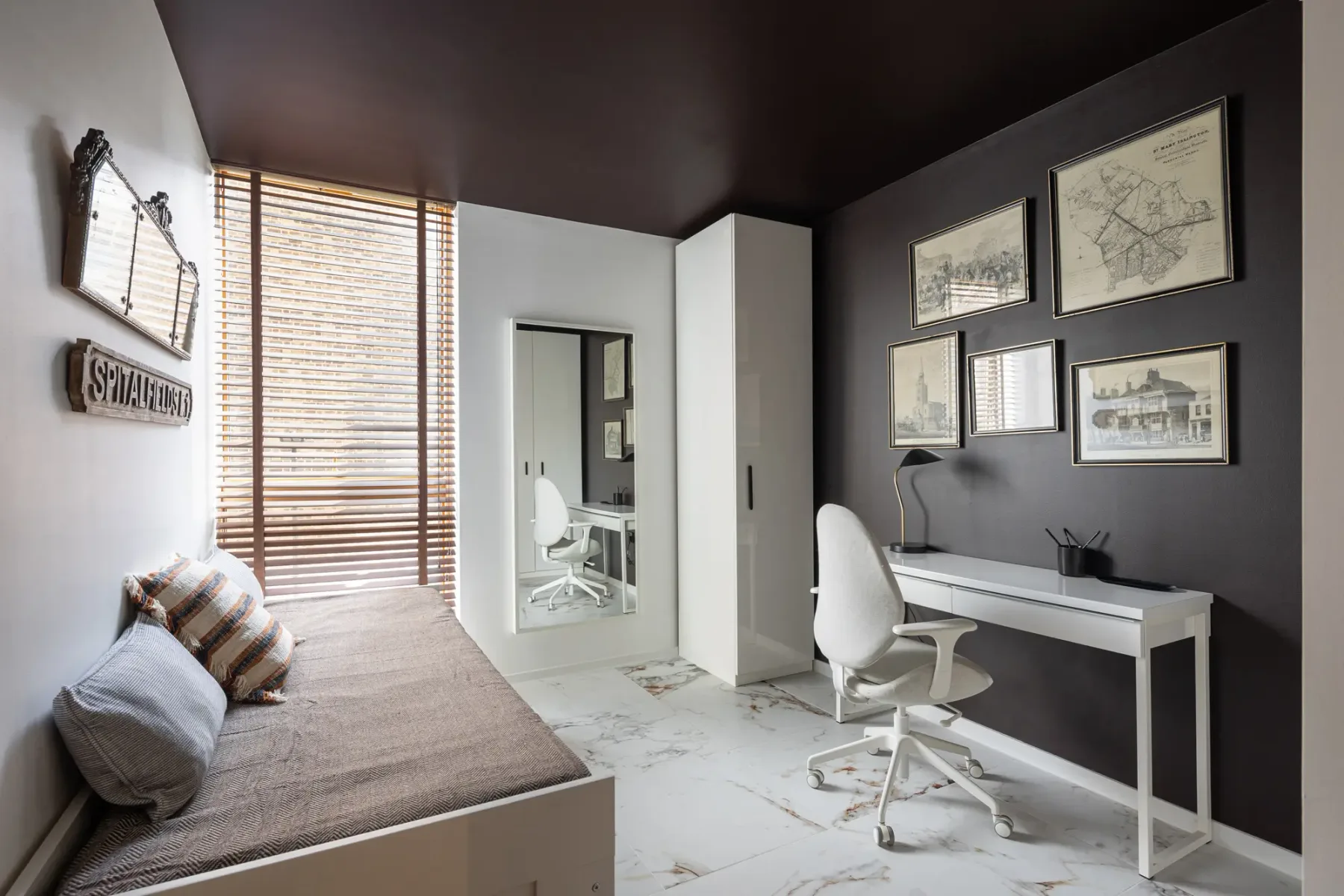 Un dormitorio moderno con zona de trabajo, escritorio, silla y cama.