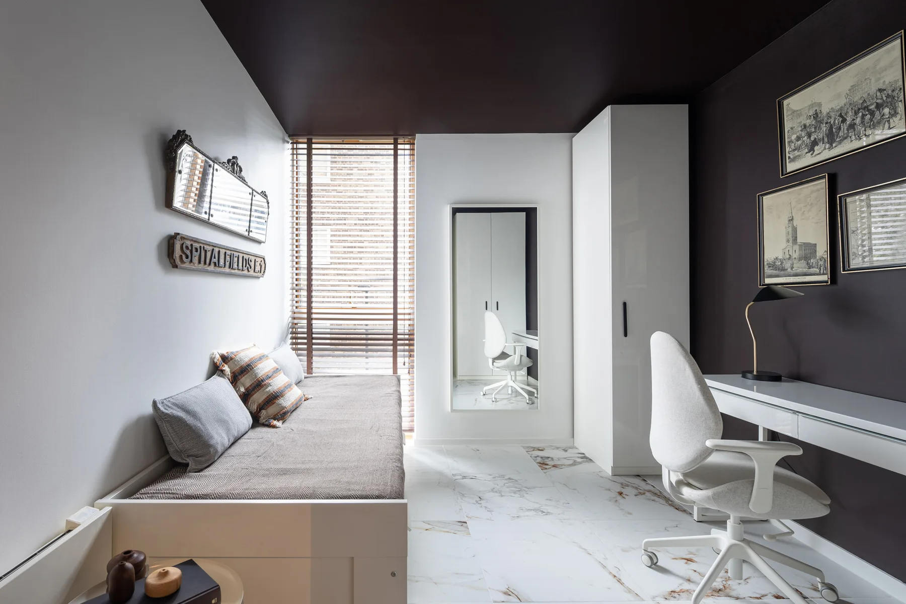 Un dormitorio moderno con una cama junto a un escritorio y una silla.