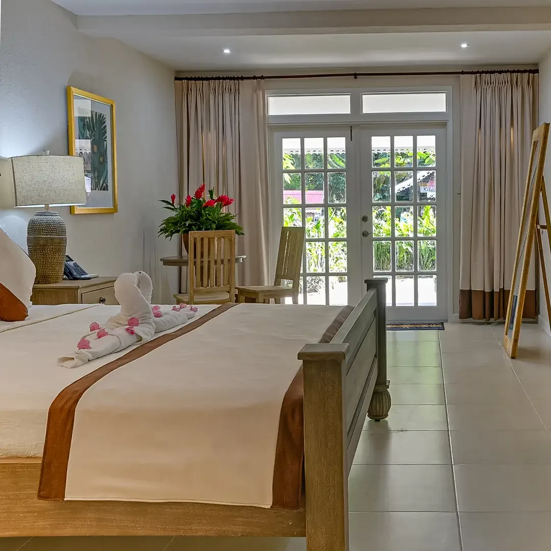 Suite con cama king y patio interior