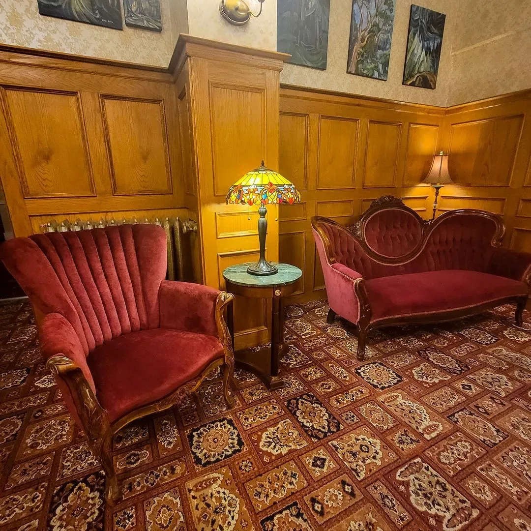 Una sala con dos sillas y un sofá