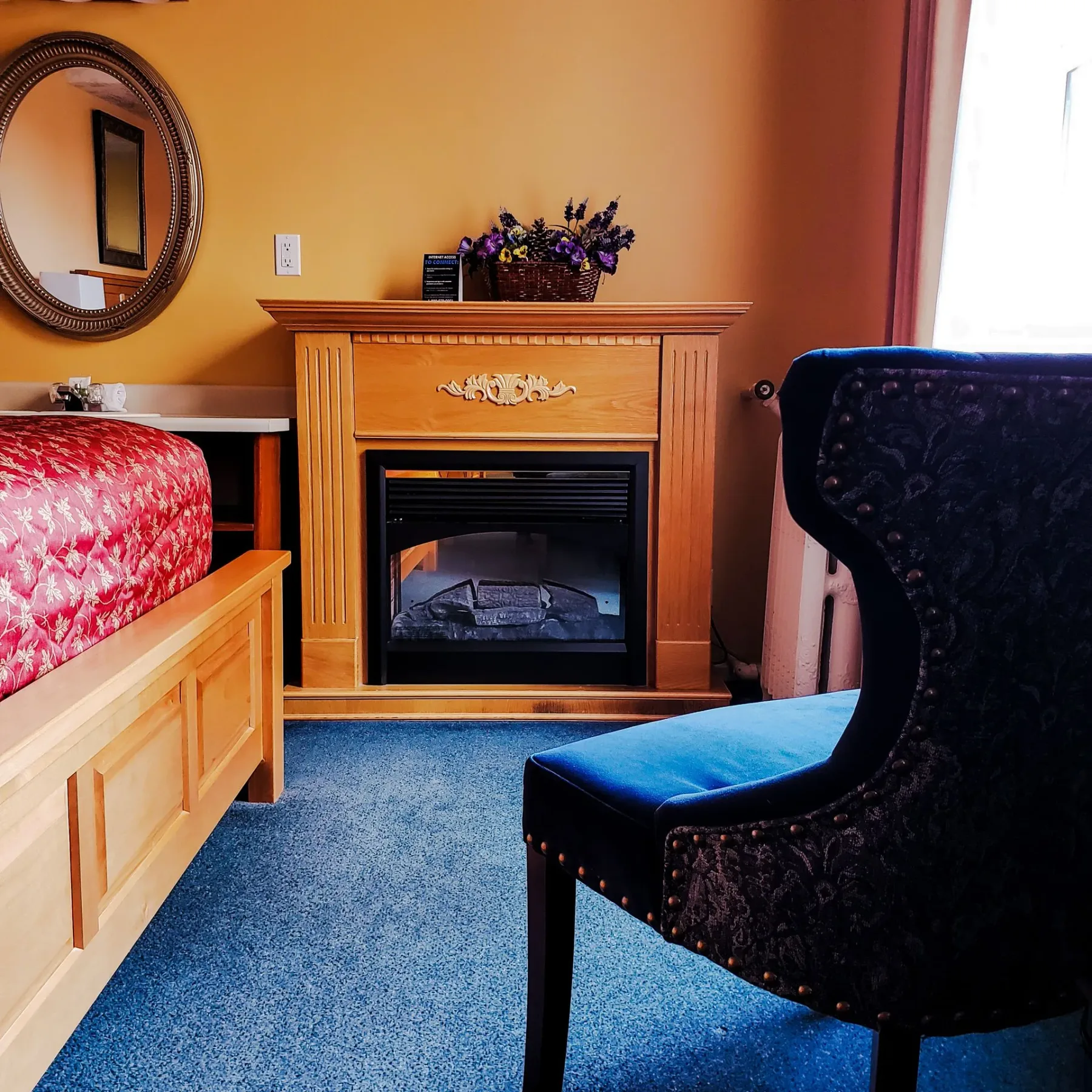 Un dormitorio con una chimenea y una silla