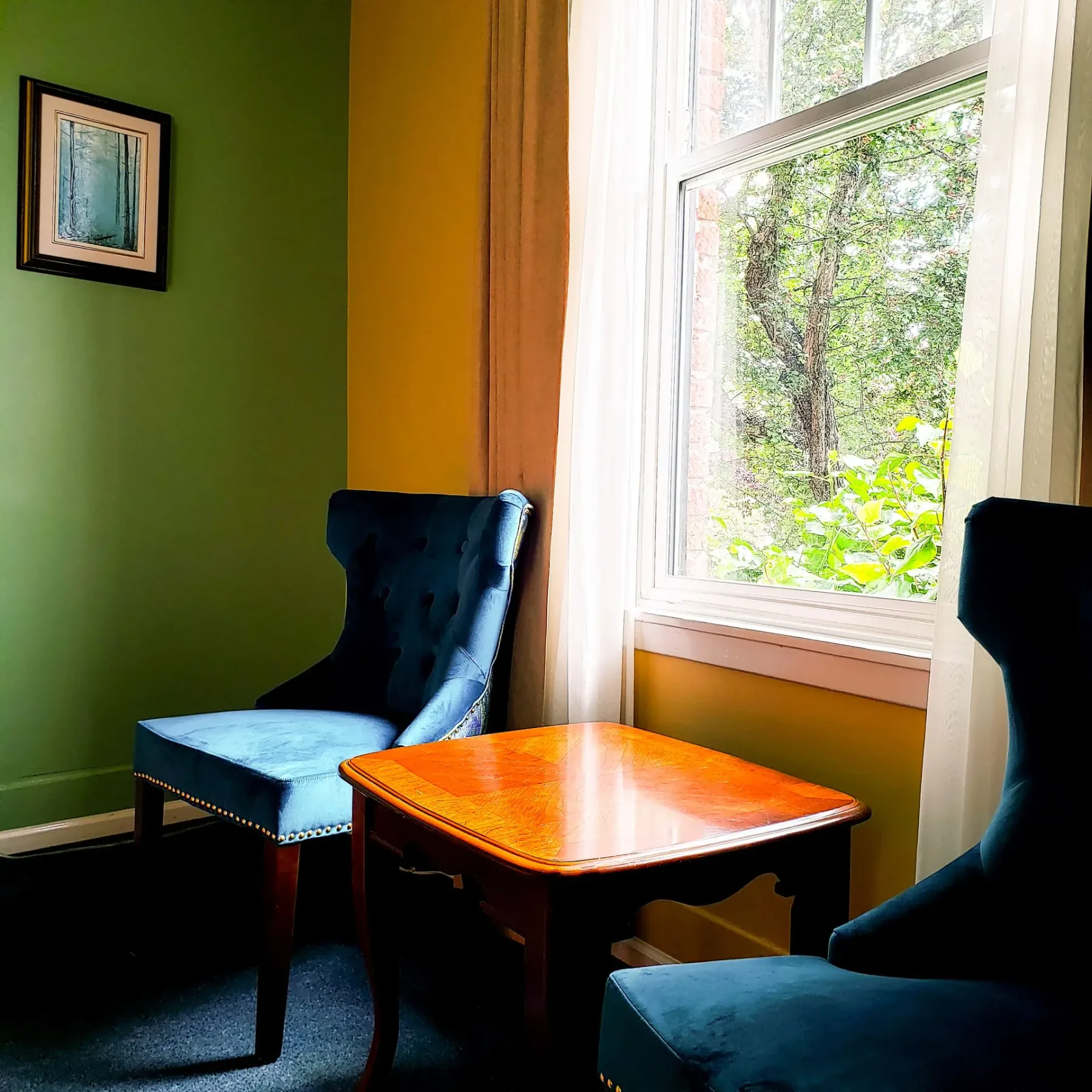 Dos sillas y una mesa frente a una ventana