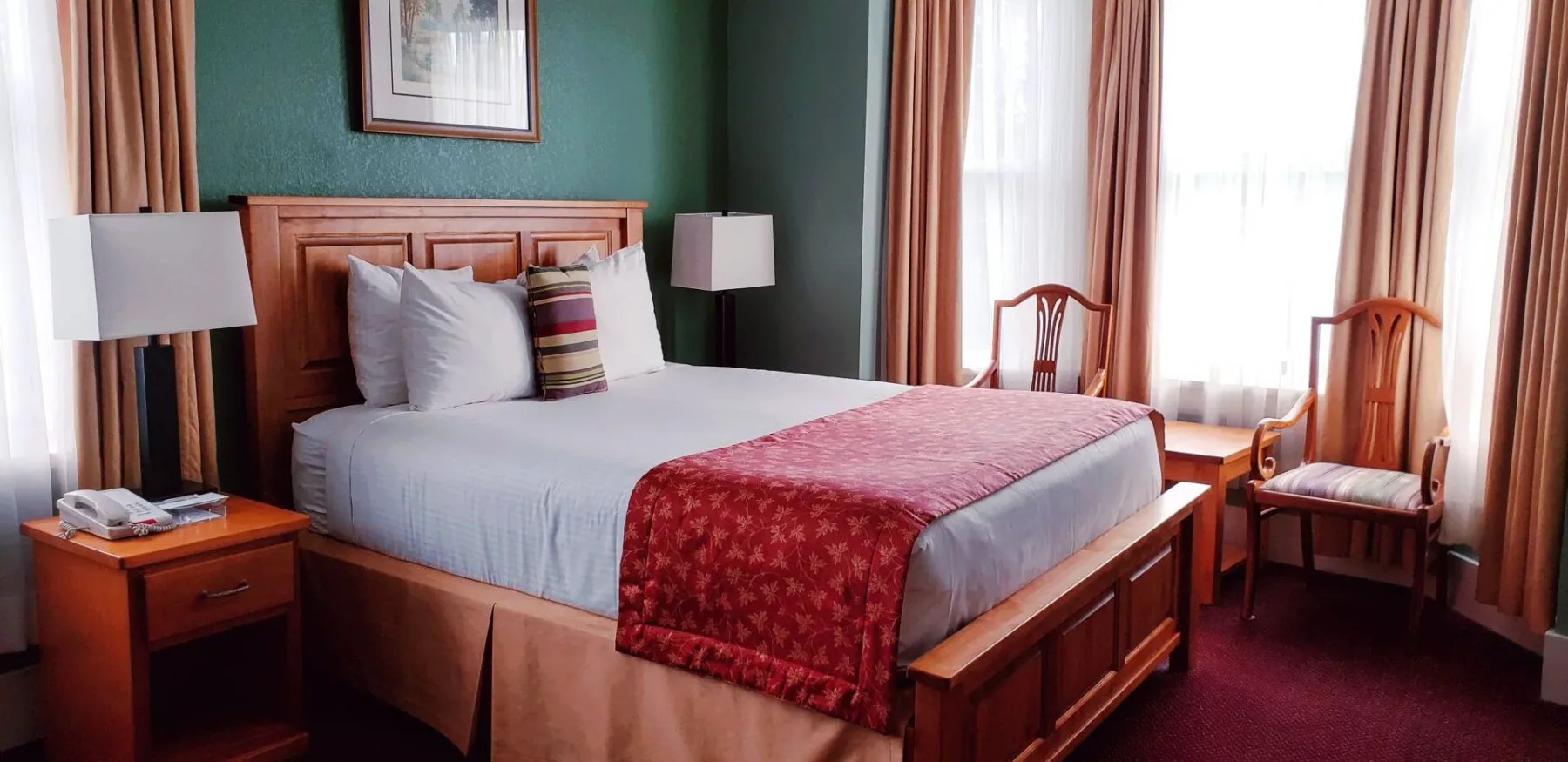 Una habitación de hotel con una cama king size y una silla