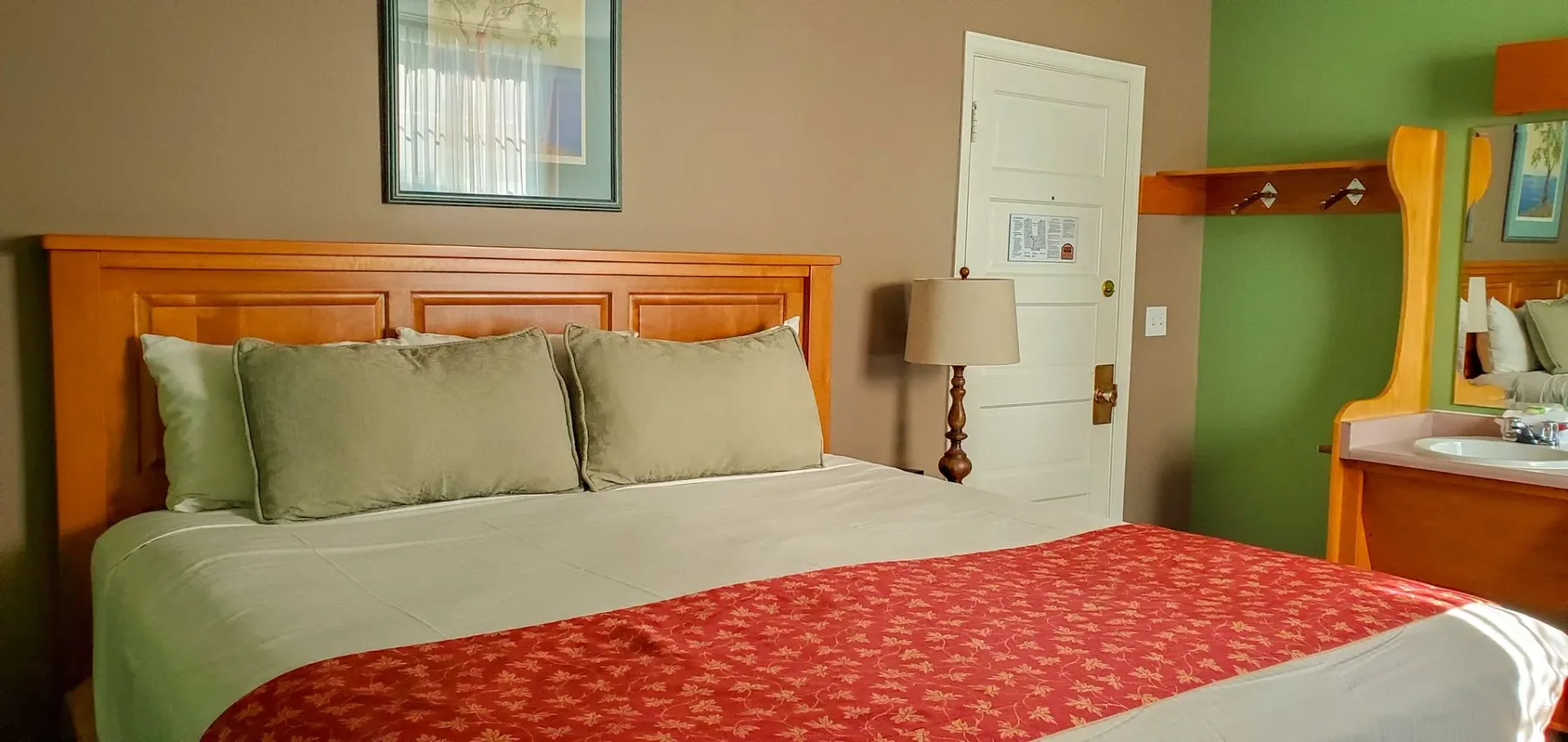 Una habitación de hotel con una cama king size y un lavabo