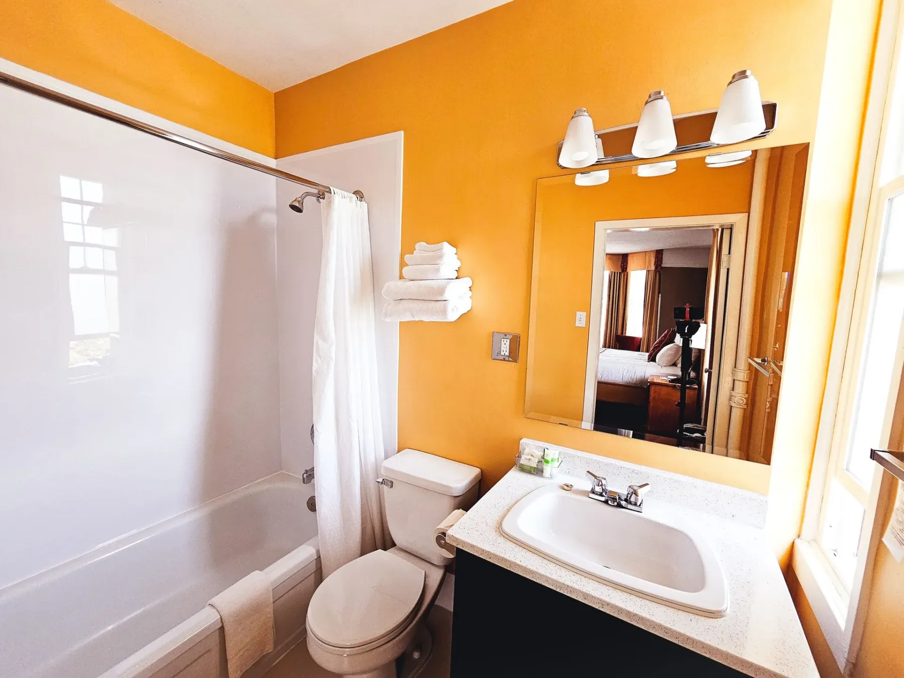 Baño de la habitación clásica con cama queen size