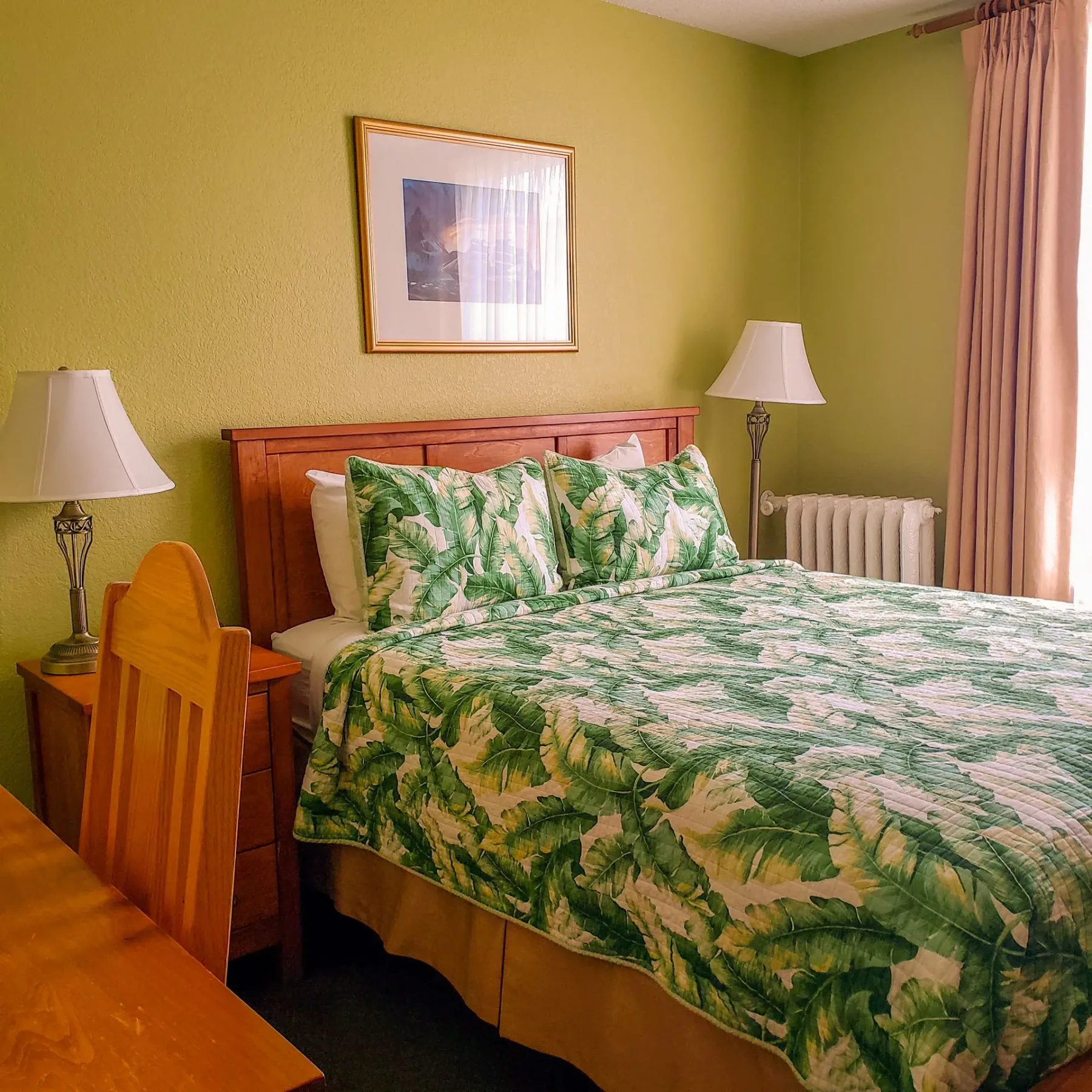 Una habitación de hotel con una cama y dos lámparas