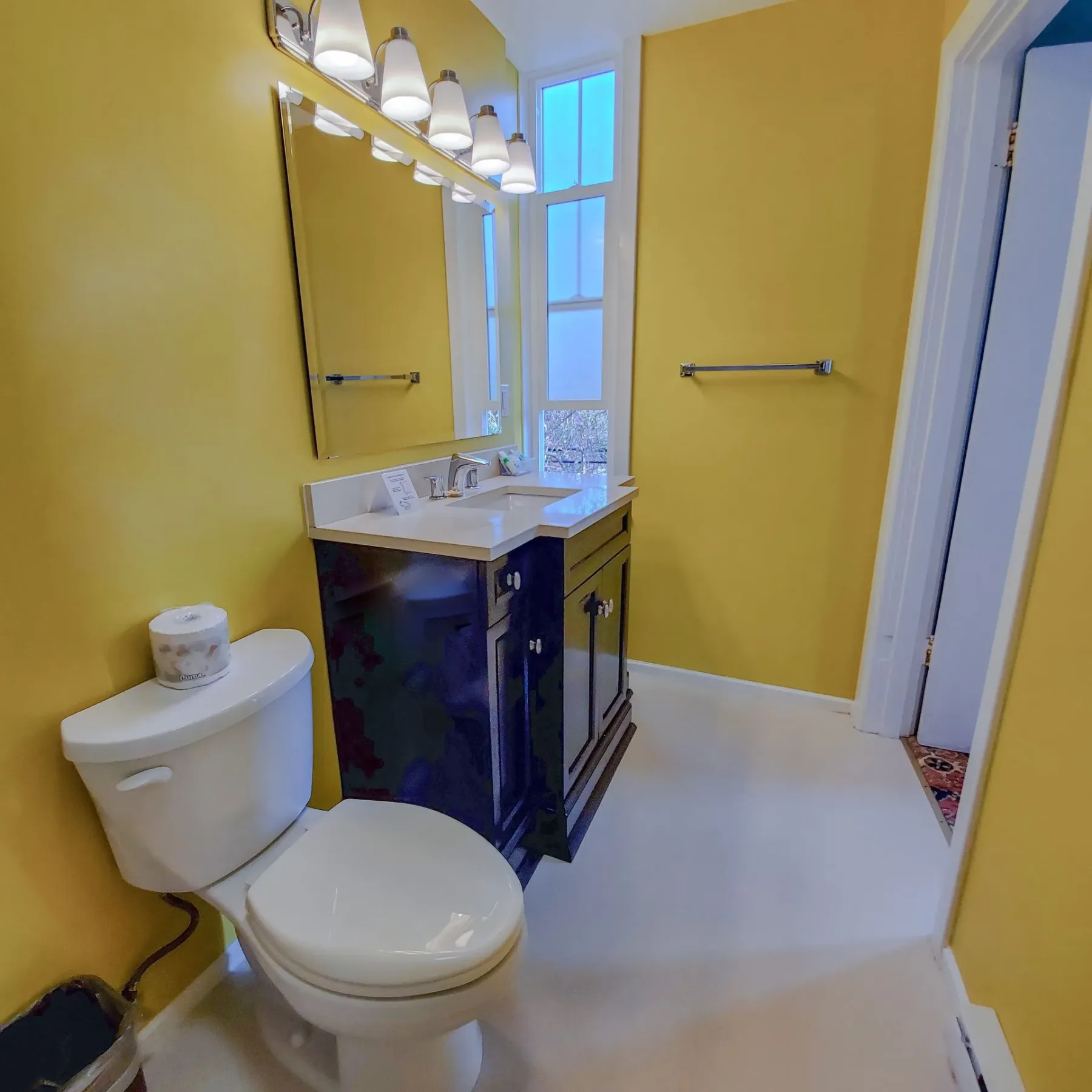 Un baño con un inodoro y un lavabo