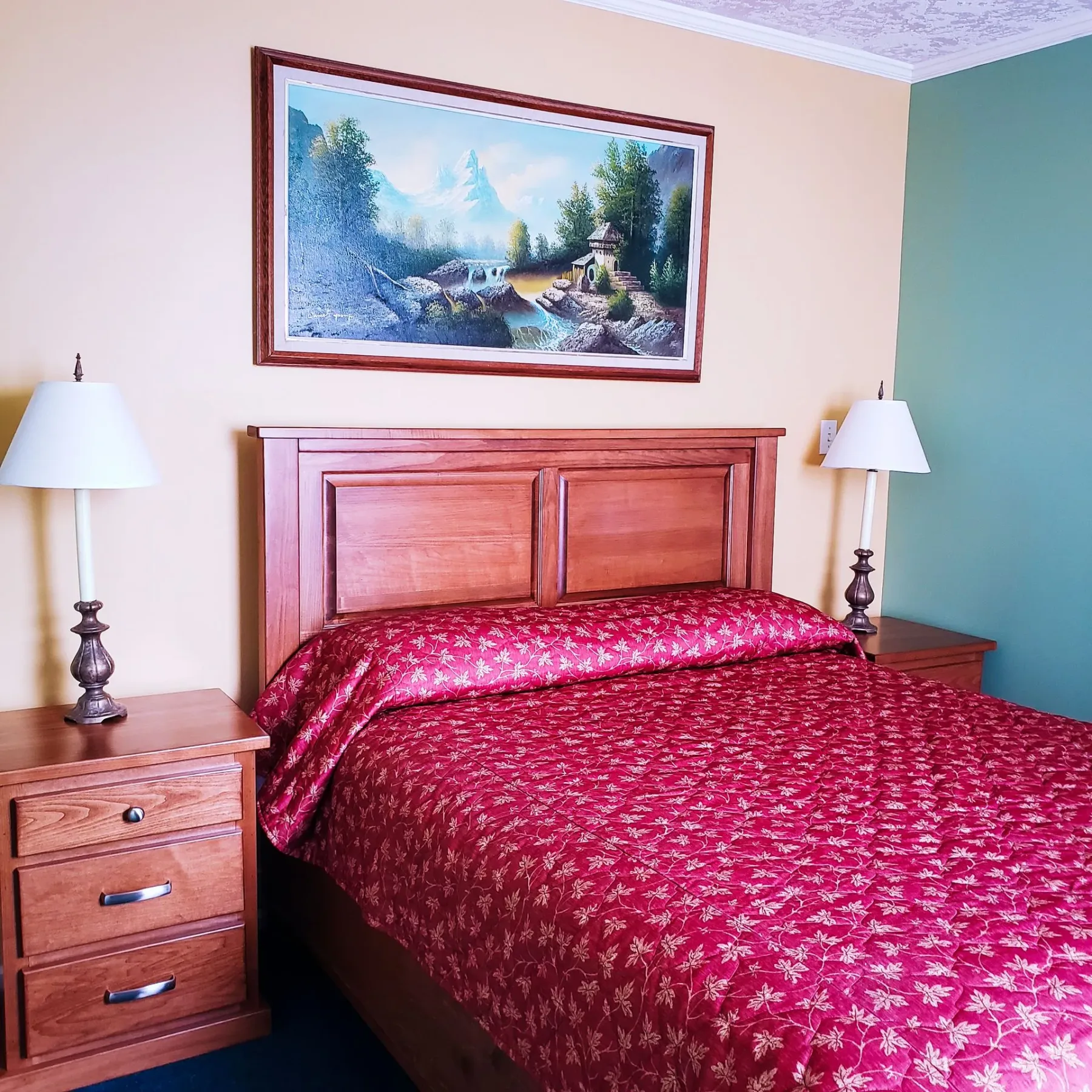Un dormitorio con una cama y un cuadro encima de ella