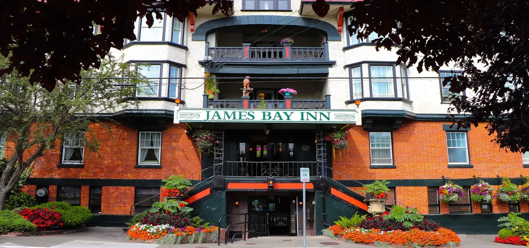 Fachada del hotel James Bay Inn en Victoria, Columbia Británica