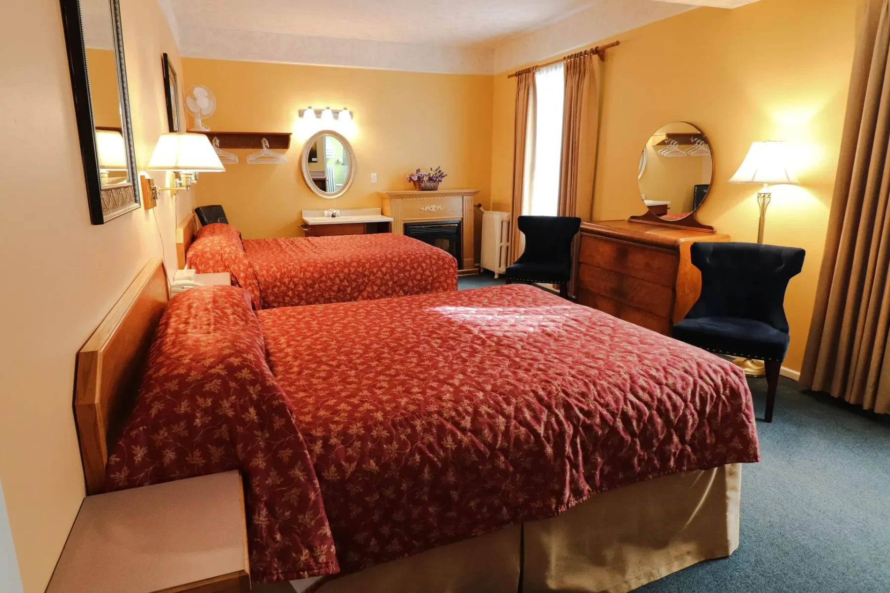 Una habitación de hotel con dos camas y una cómoda