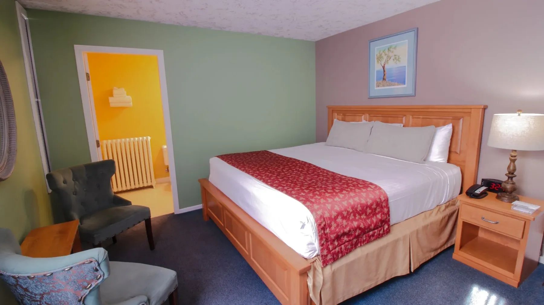 Una habitación de hotel con una cama king size y una silla