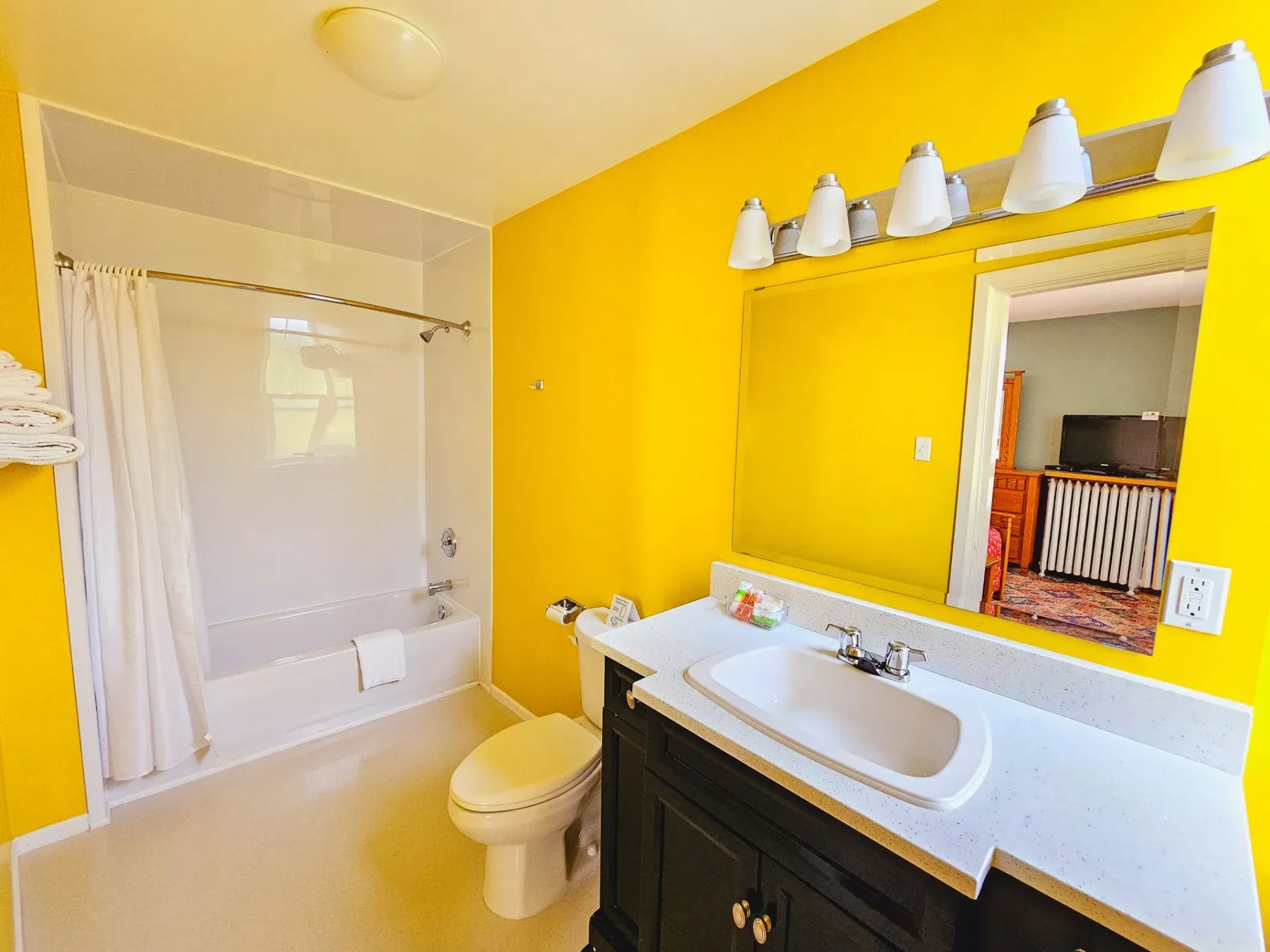 Un baño con un lavabo, un inodoro y una bañera