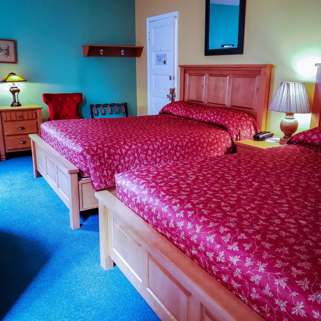 Una habitación de hotel con dos camas y dos lámparas