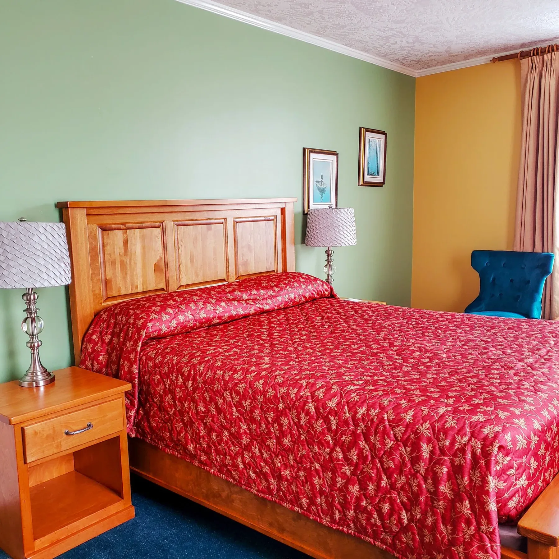Una habitación de hotel con una cama y dos lámparas