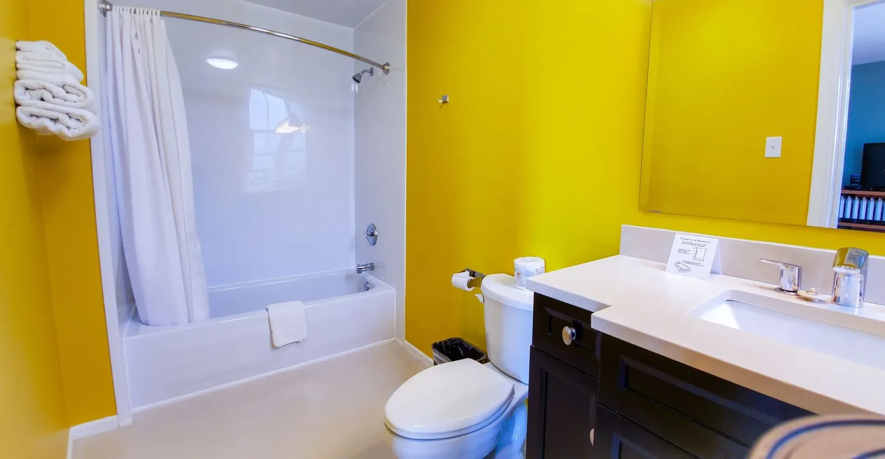 Un baño con un inodoro, un lavabo y una bañera
