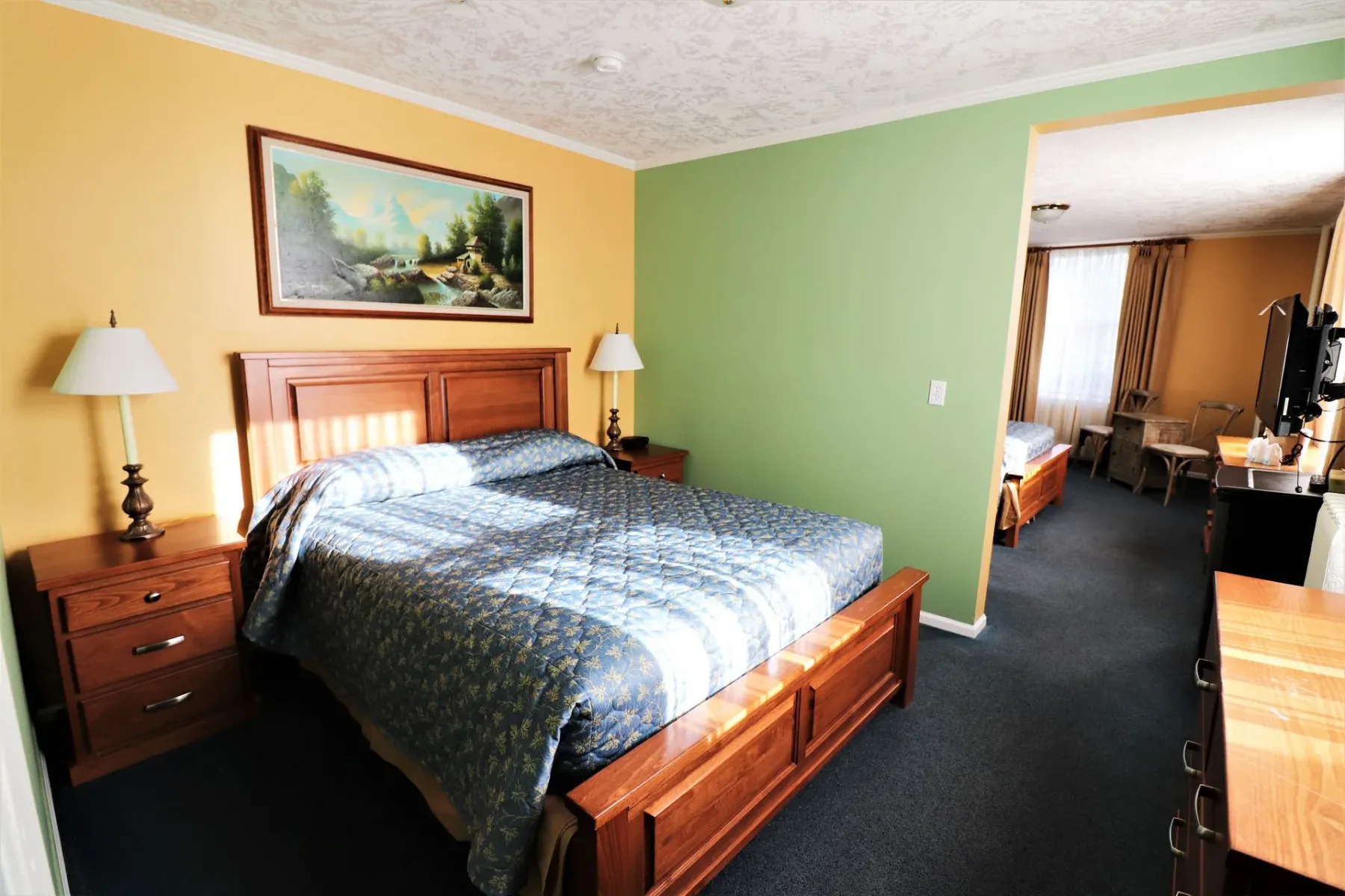 Una habitación de hotel con una cama grande y un cuadro