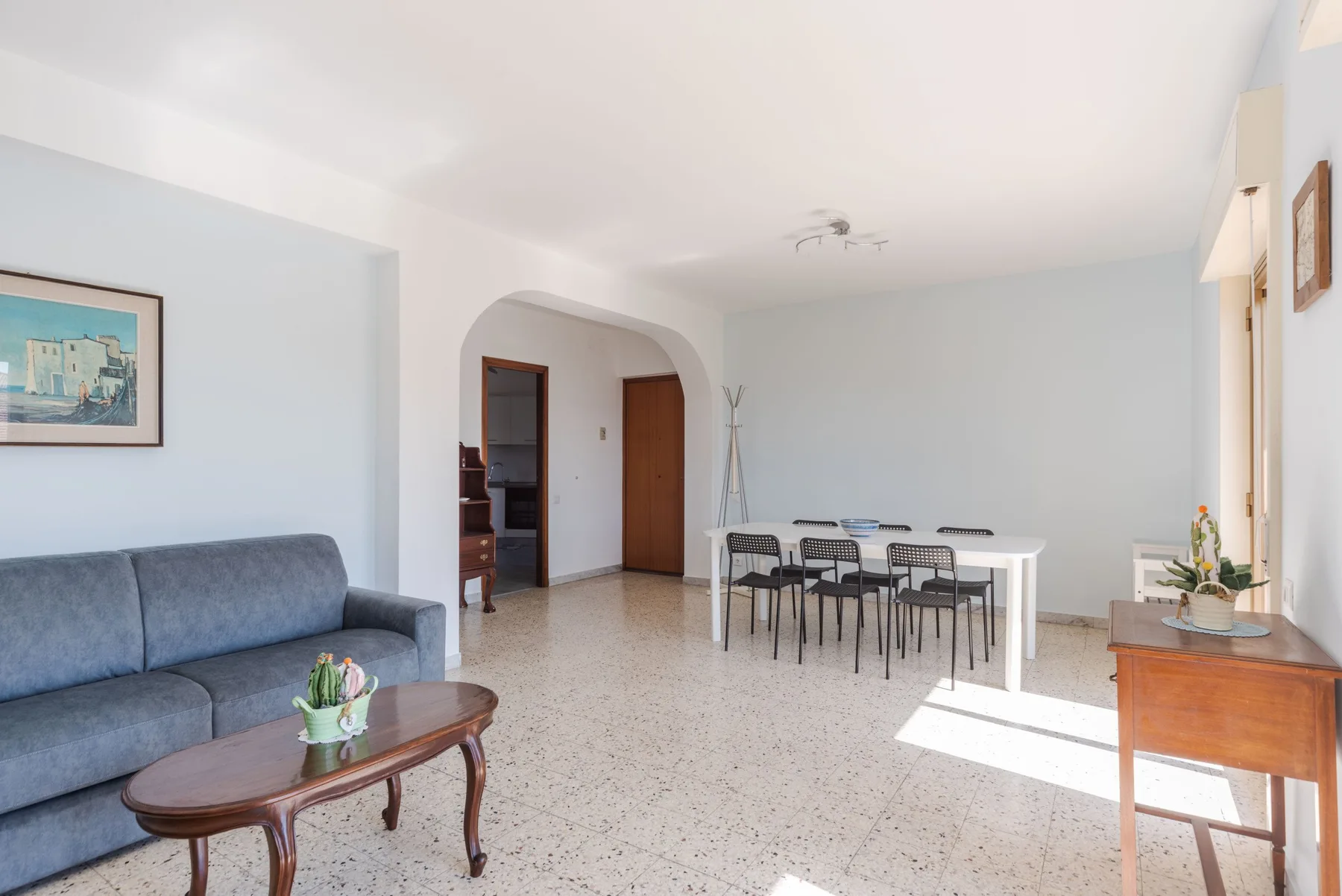Una luminosa sala de estar y comedor con asientos y una mesa.