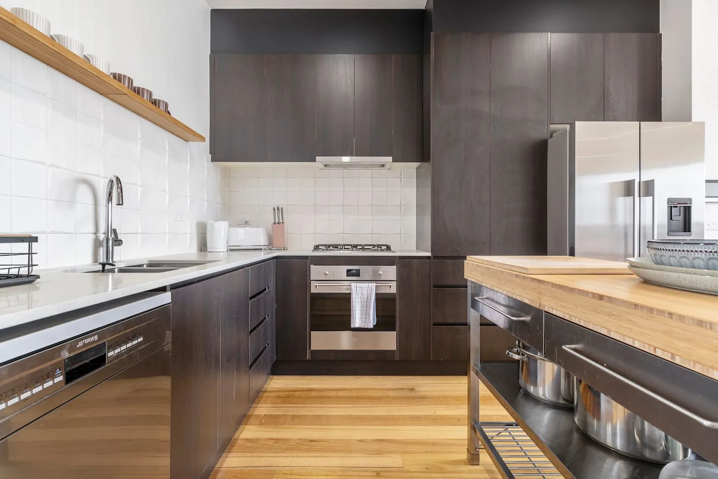 La cocina ofrece amplio espacio para preparar comidas, con una gran isla, un refrigerador de puertas francesas y almacenamiento del suelo al techo.