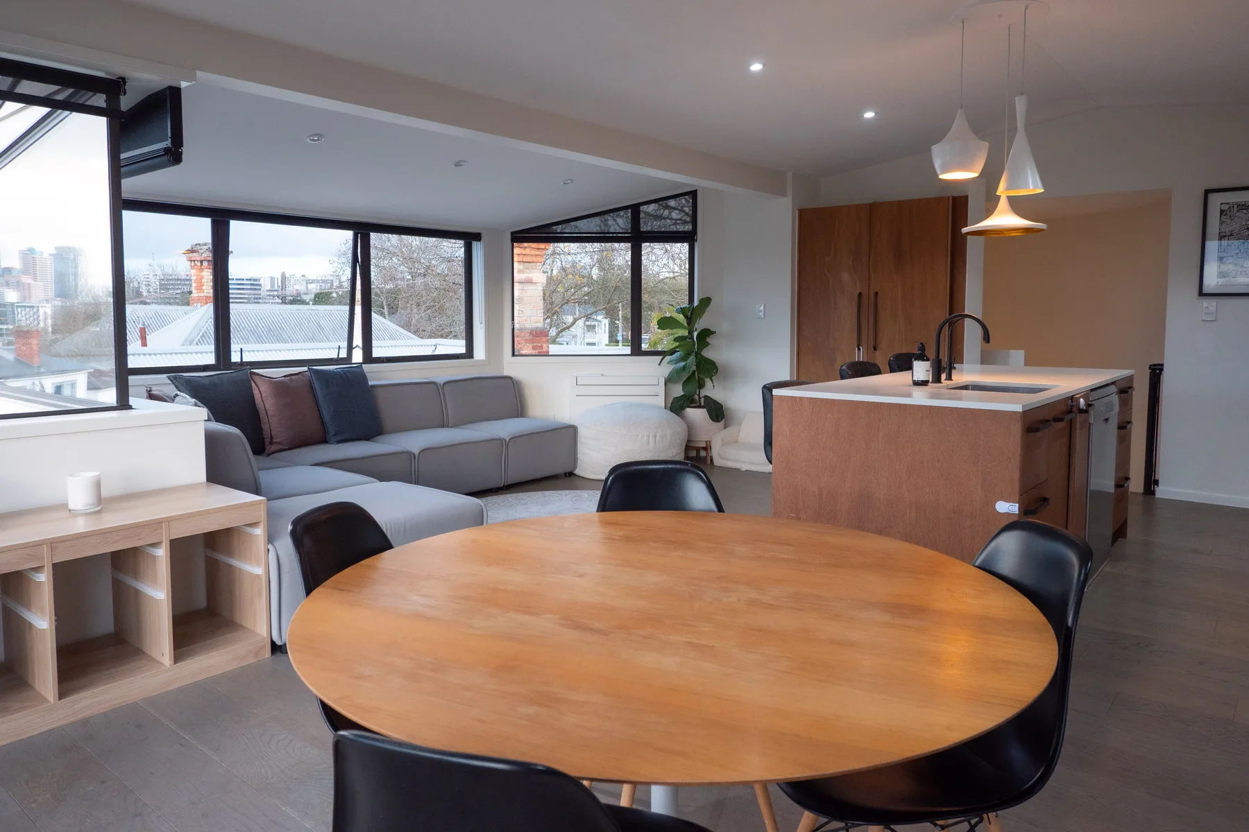 Un espacio abierto de sala y comedor con una zona de asientos y una isla de cocina.