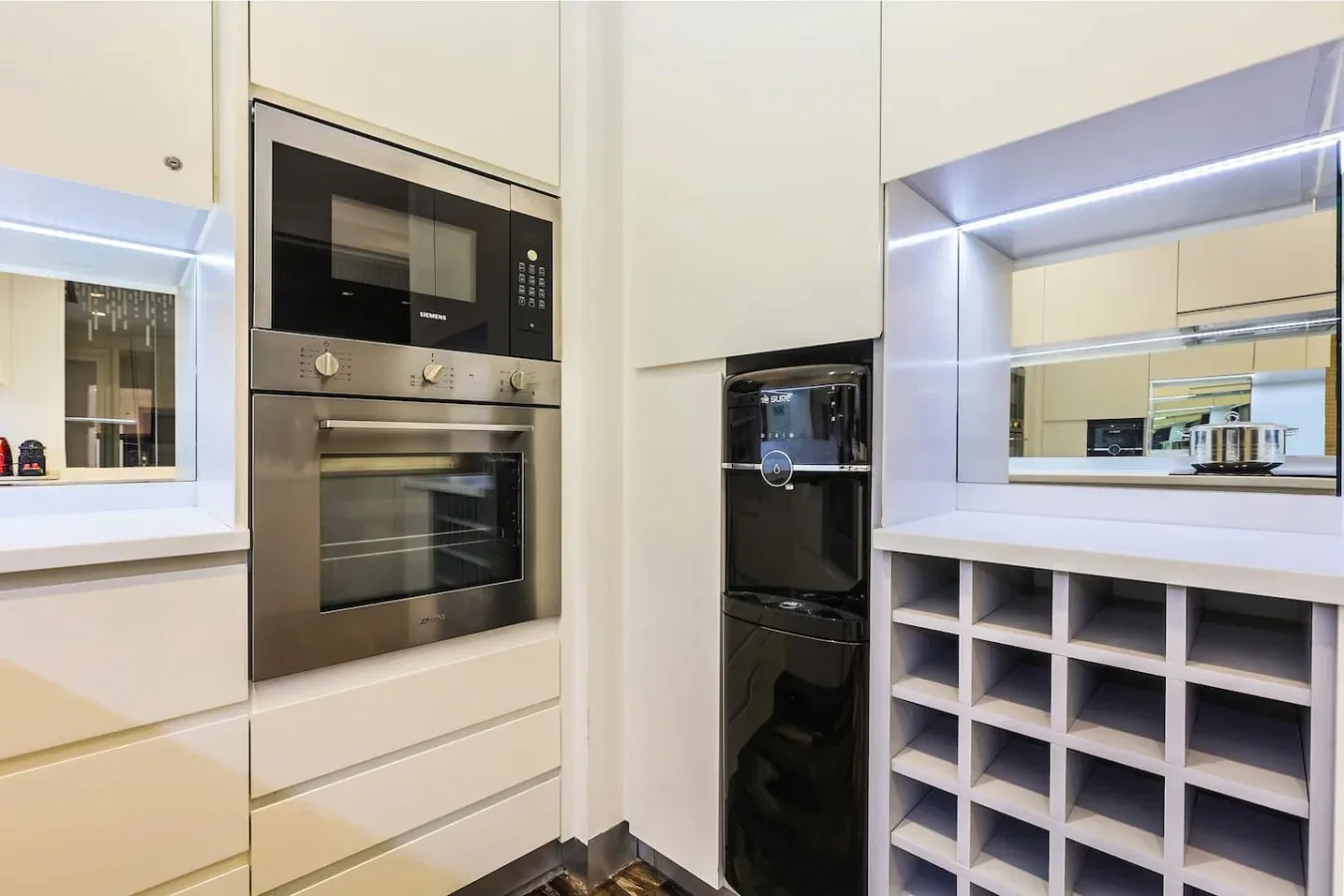 Una cocina moderna con electrodomésticos empotrados y estantes abiertos.