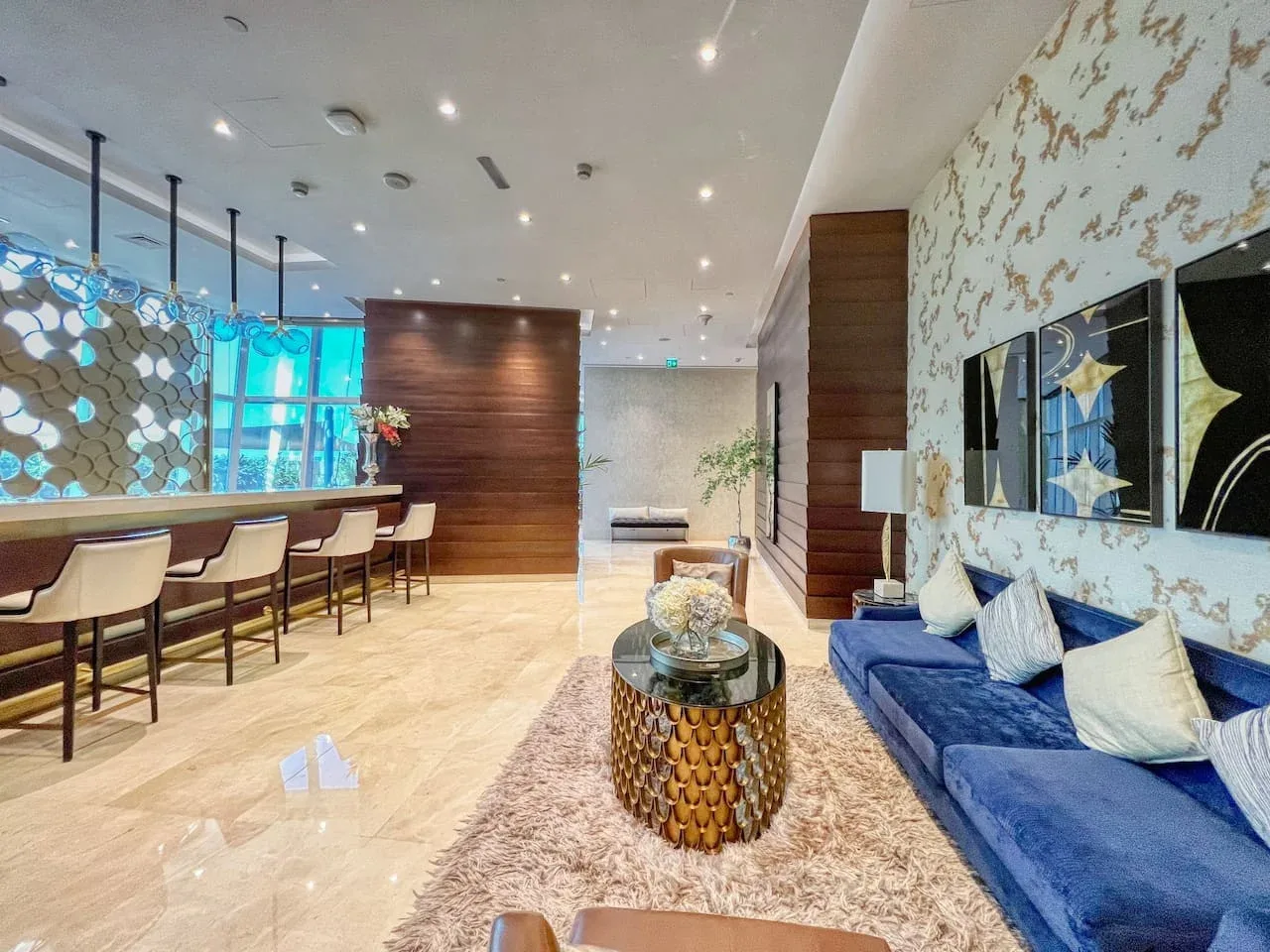 Sala de estar: Los elegantes asientos y la decoración vibrante invitan a relajarse en un ambiente sofisticado. ¡Perfecto para reuniones!